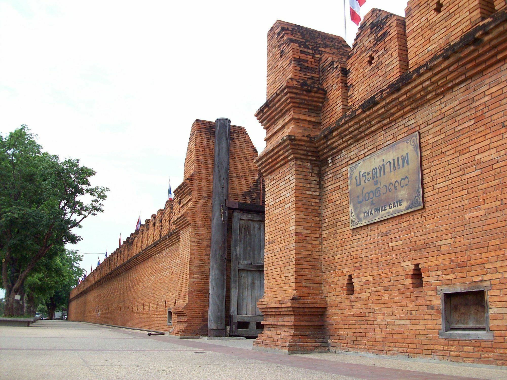 Yha Thapae Station Hostel Чиангмай Екстериор снимка